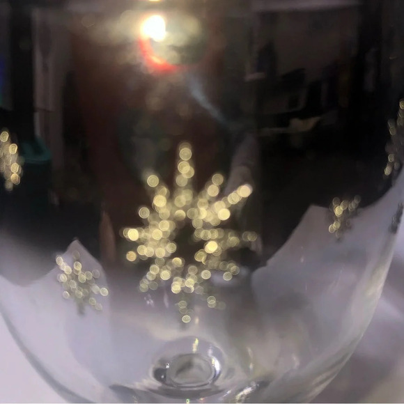 Set of 2 Wine Glasses Silver Ombre Raised Snowflakes Dorothy  Thorpe Style - Picture 4 of 4